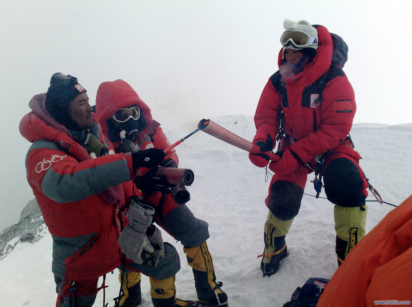 2008年5月8日，北京奥运圣火珠峰传递登山队队员点燃第一棒火炬手手中的“祥云”火炬    新华社图
