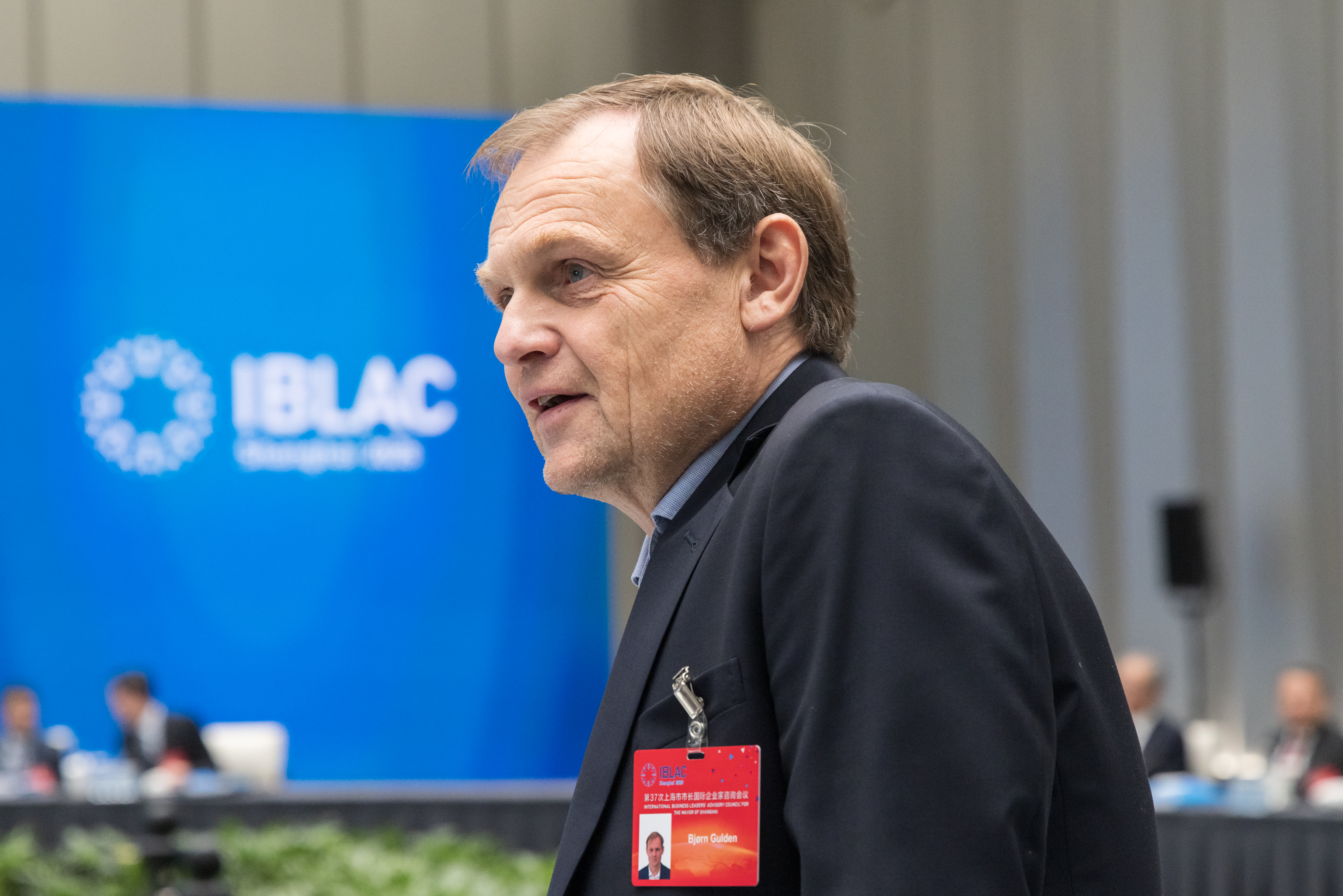 阿迪达斯全球首席执行官比约恩·古尔登在市咨会现场